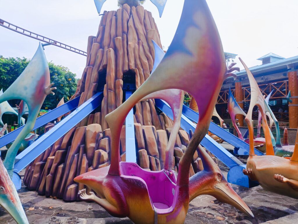 The ride "dino-soaring" in Universal studios park Singapore